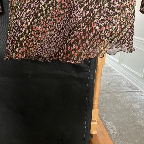 NWT" CORAL"  FLORAL  TOP /BLOUSE   V -NECK - Picture 4 of 4